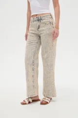 Pantalón jean de corte ancho y tiro bajo, con efecto acid wash en tonos celeste y beige.
