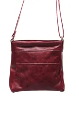 Cartera bandolera de cuero color bordó con diseño combinado de texturas, incluyendo una sección con efecto croco y otra lisa. Cuenta con dos bolsillos frontales con cierre metálico y correa ajustable.