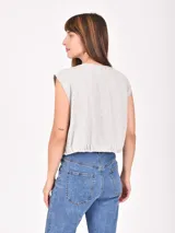 Remera gris melange de corte crop, con cuello redondo y sisas amplias.