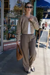 Chaqueta de punto de cuello redondo y manga larga, con cierre frontal de botones y acabados en rib.