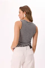 Musculosa ajustada al cuerpo con cuello redondo y diseño a rayas horizontales en tonos beige y blanco.