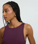 Musculosa ajustada de color marrón oscuro, con cuello redondo y sisas tipo racerback.
