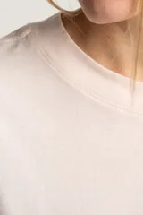 Remera rosa de algodón peinado, corte al cuerpo y mangas cortas.