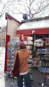 Campera de cuero color marrón claro, con flecos en la espalda y mangas.