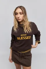 Minifalda de jean negra con silueta recta, tiro medio y bolsillos funcionales delanteros y traseros.
