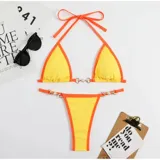 Bikini de dos piezas con corpiño triangular y bombacha colaless. El diseño destaca por sus detalles de cadenas doradas con perlas incrustadas en los breteles del corpiño y en los laterales de la bombacha. Presenta una combinación de colores vibrantes en amarillo y naranja.
