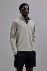 Short deportivo negro de corte estándar, confeccionado en tejido funcional DryMove™ que absorbe el sudor. Presenta cintura elástica con cordón de ajuste, bolsillos al bies, un bolsillo lateral con cierre y aberturas cortas en el bajo.