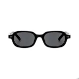 Lentes de sol Nairobi con armazón semi ovalado de plástico reciclado color negro y cristales oscuros.