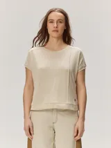 Remera negra de punto fino, con mangas cortas, cuello redondo y corte relajado. Cuenta con costuras verticales decorativas en el frente.
