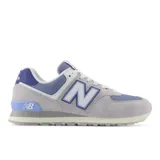 Championes New Balance 574 con diseño híbrido de estilo urbano, confeccionados en ante y malla. Presentan una combinación de tonos celestes, grises y morados, con la icónica letra 'N' en los laterales y entresuela ENCAP.
