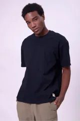 Remera color beige de corte recto y mangas cortas.