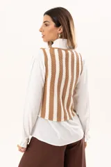 Chaleco tejido a rayas beige y blanco, con escote en V y cierre con ganchitos.