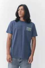 Remera Quiksilver de manga corta en color azul, con diseño de cuello redondo y estampado gráfico pequeño en el pecho.