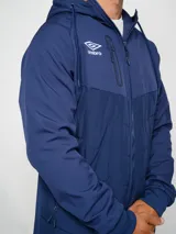 Parka larga de abrigo Umbro color azul marino con capucha y cierre frontal con cremallera.