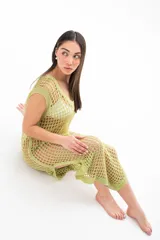 Vestido largo de crochet color verde pistacho, con escote en V y sin mangas.
