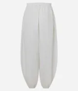 Pantalón balloon de tricolina color blanco, con cintura y puños elásticos, confeccionado en algodón liviano y fresco.
