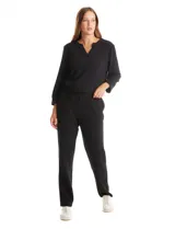 Pantalón estilo jogger de textura suave, con cintura elástica y bolsillos laterales funcionales. Presenta una silueta de pierna recta con caída relajada.