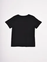 Remera de manga corta color azul oscuro con cuello en V y estampado frontal con el texto "anti romantic." en blanco.