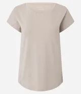 Remera deportiva de microfibra texturizada, con cuello redondo y mangas cortas. Presenta un diseño liso con recortes laterales que favorecen la ventilación.