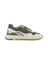 Sneaker de diseño deportivo confeccionado en una combinación de cueros en tonos gris, blanco y plateado. Presenta una suela de plataforma en color crema con base dentada y cordones al tono.