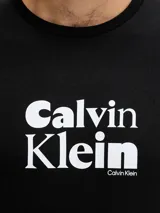 Remera de algodón de corte regular y manga corta, con cuello redondo. Presenta un estampado gráfico del logo de Calvin Klein en estilo bold en el centro del pecho.