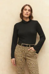 Polera marrón de algodón con cuello alto y mangas largas acampanadas.