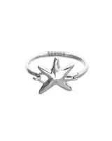 Pulsera rígida de metal bañado en plata con diseño de estrella de mar central y cierre de resorte.