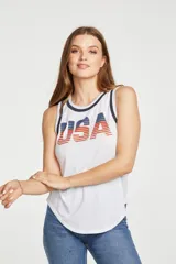 Musculosa blanca con cuello y sisas ribeteadas en azul marino. Estampado frontal con la palabra "USA" en letras rojas con rayas horizontales azules.