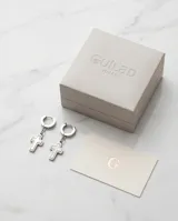Aros tipo argolla de acero con dije colgante en forma de cruz con incrustación de nácar.