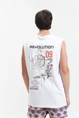 Musculosa de corte oversize color marrón, con escote redondo y estampa gráfica pequeña en el pecho.
