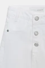 Falda pantalón de denim, tiro alto, color celeste claro lavado. Presenta un cruce frontal con cierre de botones metálicos y cinco bolsillos estilo jean.