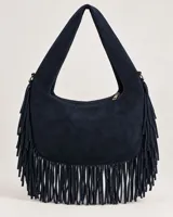Cartera estilo hobo de gamuza color azul marino, con flecos largos en los laterales e inferior, asa de hombro ancha y cierre superior con cremallera.