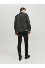 Camisa de denim gris oscuro con cuello clásico, cierre con botones y corte slim.