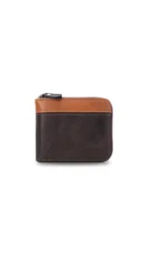 Billetera de hombre color negro con cierre perimetral, confeccionada en material símil cuero. Cuenta con tarjetero interior, compartimento para billetes y bolsillo para monedas con cierre.