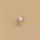Anillo de plata 925 con acabado satinado y diseño de alianza ancha.