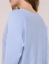 Buzo tejido liviano de calce holgado color celeste, con escote bote y mangas tipo dolman.