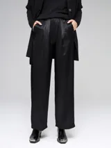 Pantalón palazzo negro de raso con bolsillos laterales.