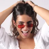 Lentes de sol con marco metálico dorado y cristales rectangulares de color rojo. Cuentan con protección UV400.