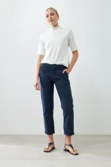 Pantalón chino negro de corte recto, con bolsillos laterales y traseros.