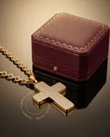 Collar de acero con baño de oro, compuesto por una cadena de eslabones y un dije en forma de cruz con incrustaciones de cristales brillantes.