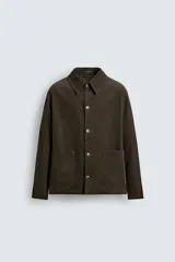 Sobrecamisa de corte regular confeccionada en pana de algodón, con cuello solapa, manga larga, cierre frontal de botones y bolsillos plastrón en la parte inferior.