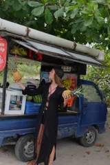 Saco largo de tejido de punto color marrón, con diseño de textura geométrica, mangas largas y cierre frontal mediante cordones ajustables.