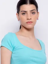 Top corto color amarillo, de mangas cortas y escote redondo.