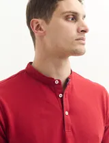 Remera blanca de algodón con cuello mao y media botonadura.