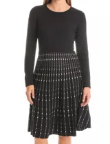 Vestido tejido midi de la marca Julia Jordan, color negro con estampado de líneas verticales blancas. Tiene escote a la base y manga larga.
