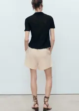 Short de corte recto confeccionado en mezcla de lino y viscosa, con cintura elástica y cordón ajustable. Cuenta con forro interior.