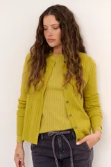 Cardigan tejido de punto con diseño de ochos, color celeste, de manga larga.