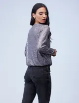 Blusa de fiesta color borgoña, marca Ninety, confeccionada en microtul bordado con lentejuelas. Tiene escote en V cruzado, ruedo elastizado y forro interno a tono.