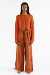 Sweater crop de manga larga tejido con hilos metalizados que aportan brillo, con escote bote amplio.