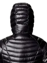 Campera puffer ultraligera Mountain Hardwear, color negro, con capucha integrada, cierre frontal completo y bolsillos laterales con cremallera. Diseño técnico con tejido ripstop y aislamiento térmico de plumón.